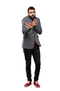 Gözlüklü elinde cepheye izole beyaz arka plan üzerinde uzanan gergin yakışıklı adam