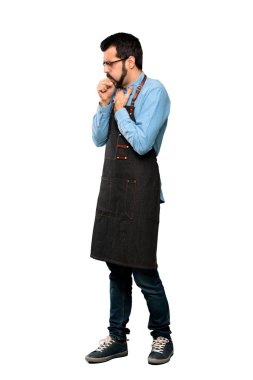Adam tam uzunlukta atış önlük ile öksürük ile acı ve izole beyaz arka plan üzerinde kötü hissediyor