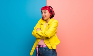 Omuz kaldırma sırasında sarı ceket yapımı olan kadın hareketi şüpheler