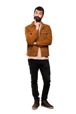 Seyir ön izole beyaz arka plan üzerinde sakallı yakışıklı adam