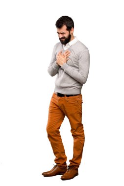 Kalbinden izole beyaz arka plan üzerinde bir ağrınız yakışıklı adam