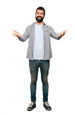 Sunulması ve izole beyaz arka plan üzerinde el ile gelmek davet sakallı yakışıklı adam