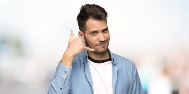 Telefon jest yapma ve açık havada şüphe yakışıklı adam