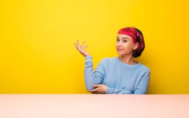 Eller yanına gelmek için davet için uzanan pembe saçlı genç kadın