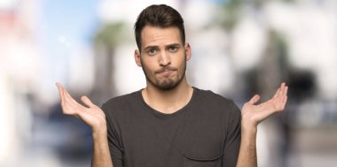 Siyah gömlek açık havada boyuyla yetiştirme süre şüpheleri olan adam