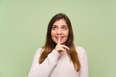 Sessizlik jest yapıyor beyaz kazaklı genç kız