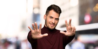 Adam sekiz parmak şehir ile sayma balıkçı yaka kazak