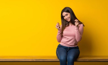 Para jest yapma masada oturan genç kadın