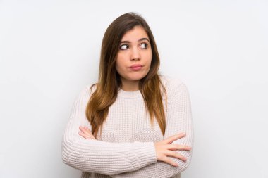 Ayakta ve bir fikir düşünce beyaz kazaklı genç kız