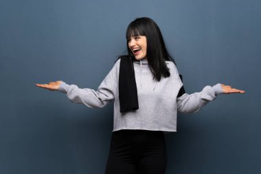 İki elle boşaltmak tutan genç spor kadın