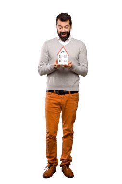 Küçük bir ev tutarak sakallı yakışıklı adam