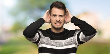 Yakışıklı adam boşa çıkarmak ve açık havada başında el alır