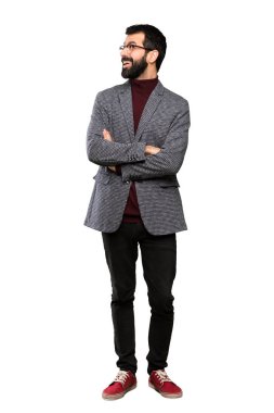 Gözlüklü mutlu ve izole beyaz arka plan üzerinde gülümseyen yakışıklı adam