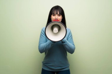 Yeşil duvar bir megafon ile bağırarak genç kadın