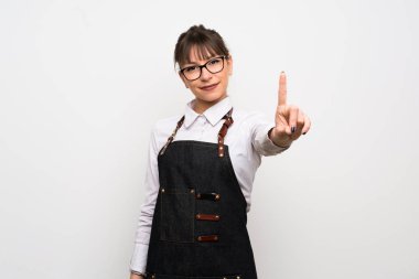 Genç kadın ile gösterilen ve parmak kaldırma önlük