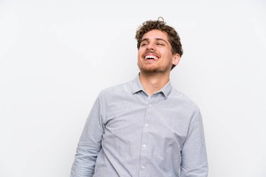 Sarışın adam gülüyor izole beyaz duvar üzerinde
