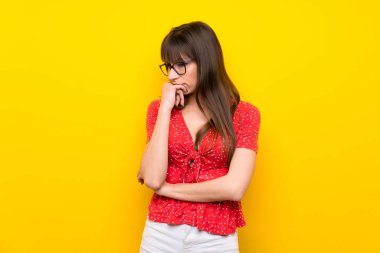 Sarı duvarın şüpheleri üzerinden genç kadın