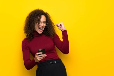 Bir mobil zaferini kutluyor boğazlı kazak ile Dominik kadın