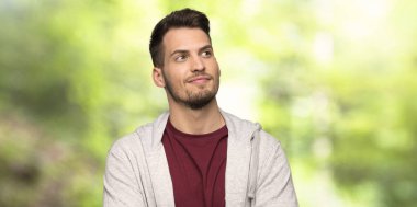 Adam bir parkta gülümseyen ararken kazak ile