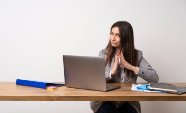 Bir şey entrikacı bir ofiste iş kadını