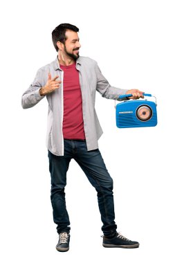 Bir radyo tutan sakallı yakışıklı adam