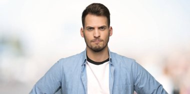 Yakışıklı adam açık havada kızgın