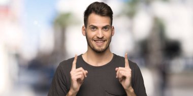 Adam açık havada, harika bir fikir işaret parmağı ile işaret siyah gömlek ile