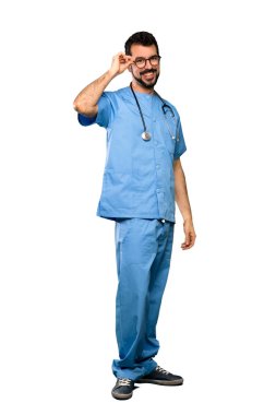 Tam uzunlukta cerrah doktor gözlüklü adam ve izole beyaz arka plan üzerinde şaşırttı