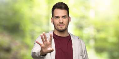 Adam kazak mutlu ve sayım dört parmaklı bir parkta ile