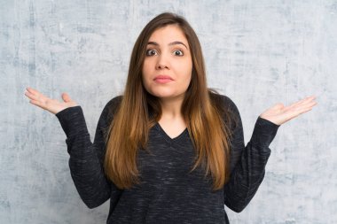 Grunge duvarın karıştırmayın yüz ifadesi ile şüpheleri üzerinden genç kız