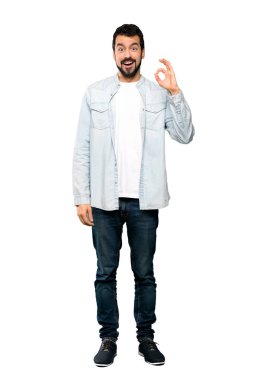Yakışıklı adamın sakalı şaşırmış ve izole beyaz arka plan üzerinde gösteren ok işareti ile tam uzunlukta atış