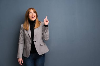 Kızıl saçlı bir iş kadını niyetinde çözüm parmak kaldırma sırasında fark eder