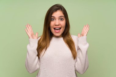 Sürpriz yüz ifadesi ile beyaz kazaklı genç kız