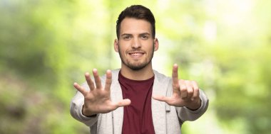 Adam kazak yedi parmak bir parkta ile sayma ile