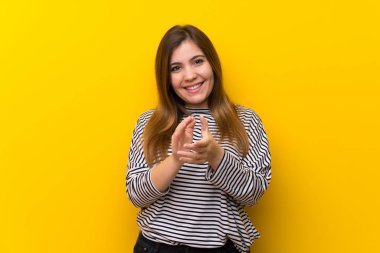 Bir konferansta sunum sonrası sarı duvar alkış üzerinde genç kız