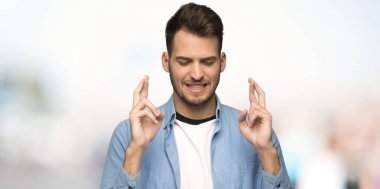 Yakışıklı adam açık havada en iyi dilek ve geçiş parmak ile