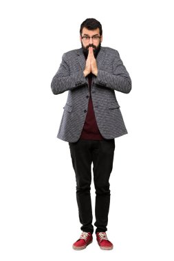 Gözlük yakışıklı adamla birlikte palm tutar. Kişi için bir şey izole beyaz arka plan üzerinde sorar