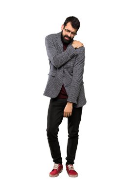 Gözlüklü bir çaba izole beyaz arka plan üzerinde yapılmış olması için omuz ağrısı muzdarip yakışıklı adam