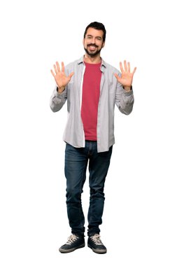 On parmak ile izole beyaz arka plan üzerinde sayma sakallı yakışıklı adam tam uzunlukta atış