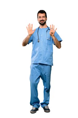 Cerrah doktor adamın dokuz parmak ile izole beyaz arka plan üzerinde sayma tam uzunlukta atış