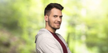 Adam geçti kollu kazak ve bir parkta dört gözle