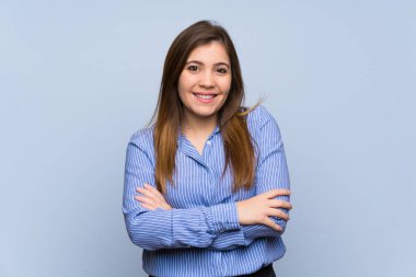 Frontal bulunduğu geçti silah tutmak izole mavi duvarın üzerinden genç kız