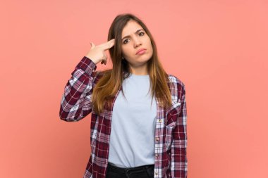 Genç kız intihar jest yapma sorunları olan pembe duvar üzerinde