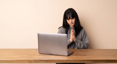 Onu laptop ile çalışan genç kadın birlikte palm tutar. Kişi için bir şey sorar