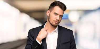 Yakışıklı iş adamı ile yorgun ve hasta ifade kapalı