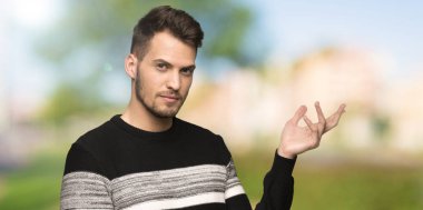 Yakışıklı adam uzanan eller açık havada gelmek davet için yan