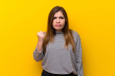 Kızgın hareketi ile sarı duvarın üzerinden genç kız