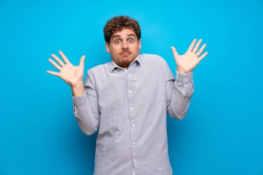 Mavi duvar yapım şüpheler jest sarışın adam