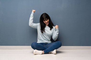 Bir zaferini kutluyor katta oturan kadın