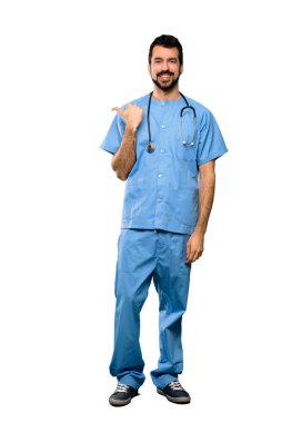 Bir tarafına işaret eden cerrah doktor adam ürün yalıtılmış beyaz arka plan üzerinde sunmak için tam uzunlukta atış